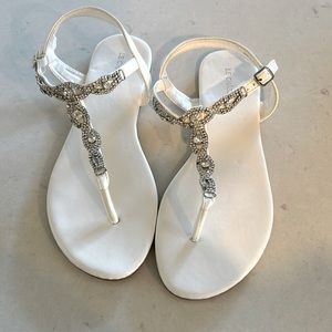 Le Chateau size 9 white gemstone sandal